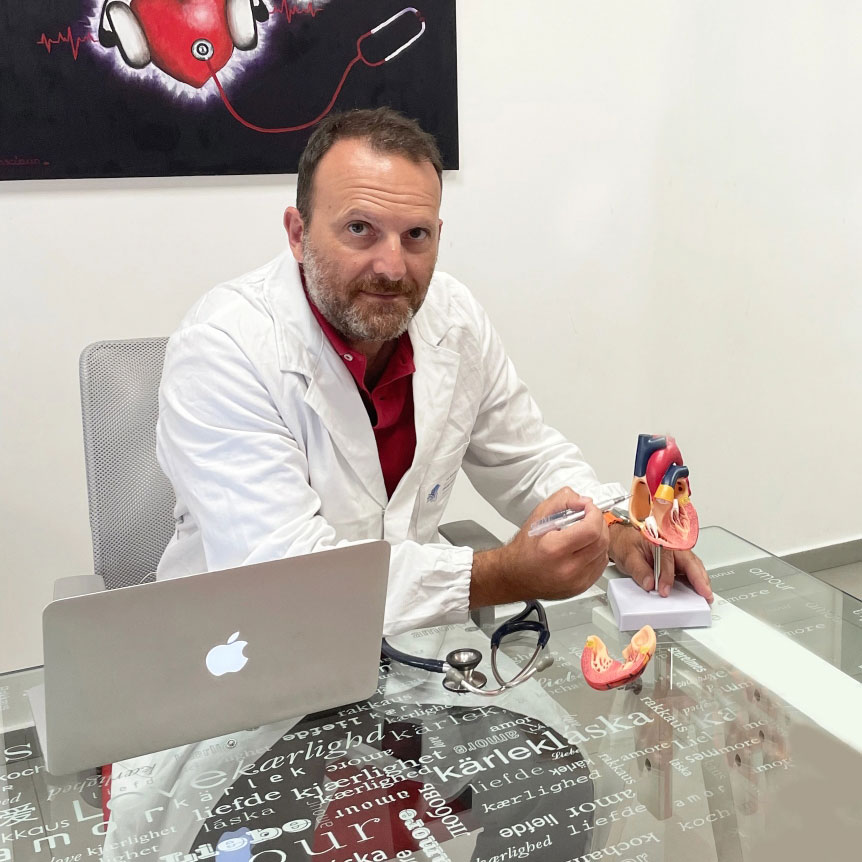 Cardiologo dott. Daniele Sacchetta nel suo studio a Lanciano